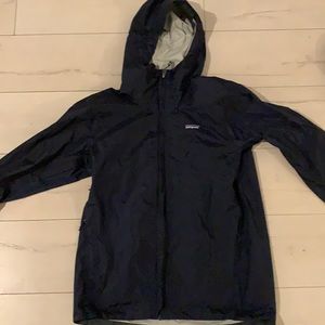 Men’s navy Patagonia torrentshell rain jacket
